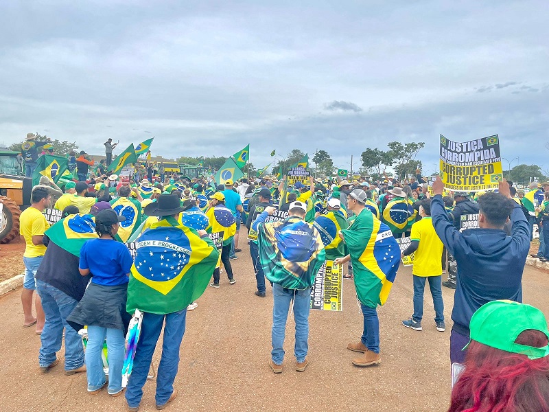 Um mês após as eleições, manifestantes ainda resistem acampados próximos a quartéis