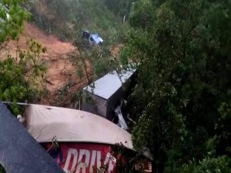 Deslizamento arrasta 10 carros e 5 caminhões em Guaratuba, no Paraná