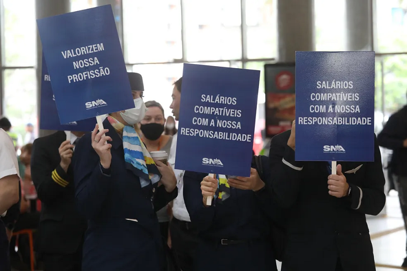 Aeronautas suspendem greve até domingo para votar nova proposta das empresas