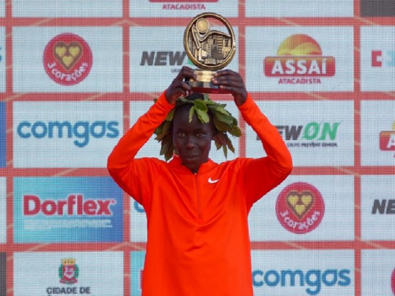 Queniana Catherine Reline vence corrida de São Silvestre