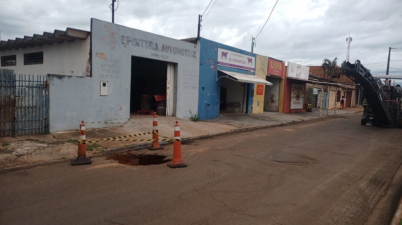 Buraco na Avenida Mário de Vito resulta em transtornos aos cidadãos