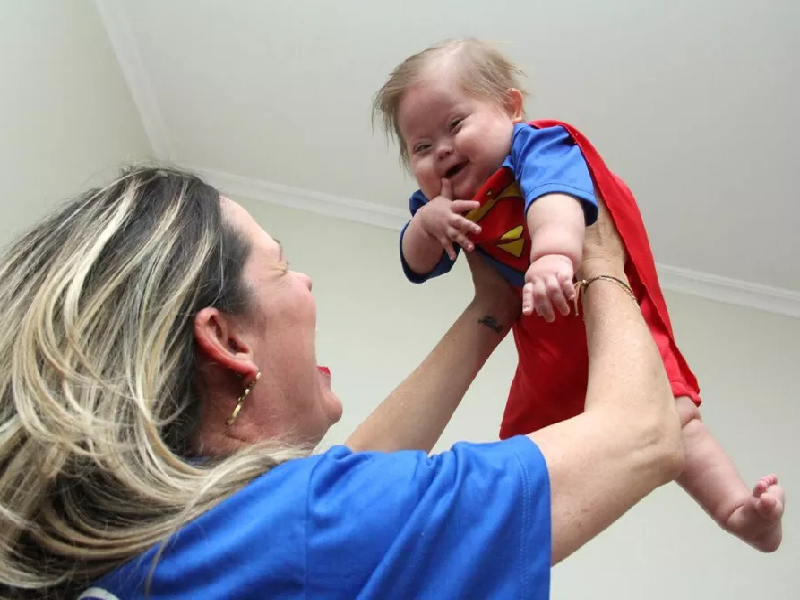 Morre Super Chico, menino com Down que venceu a Covid por duas vezes