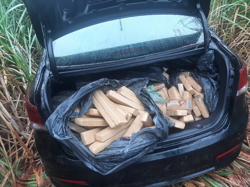 Funcionário de usina encontra carro lotado de drogas num canavial em Tarumã