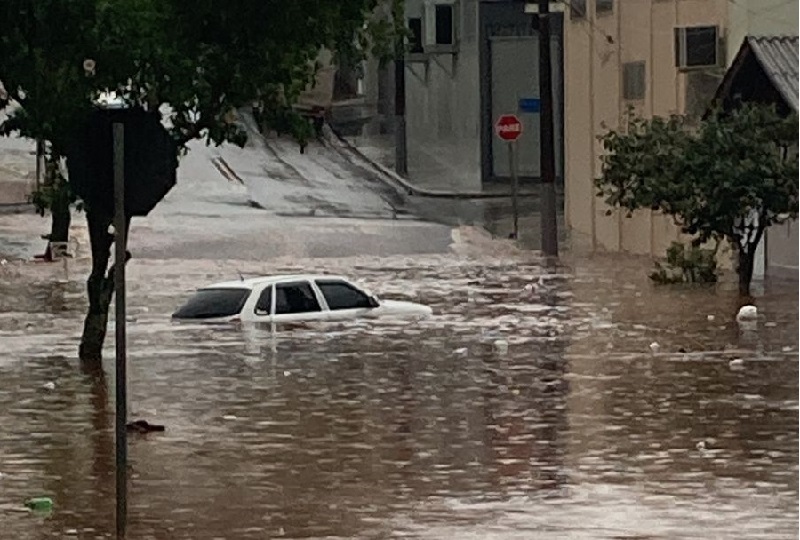 Chuva torrencial alaga a cidade de Assis e rodovias