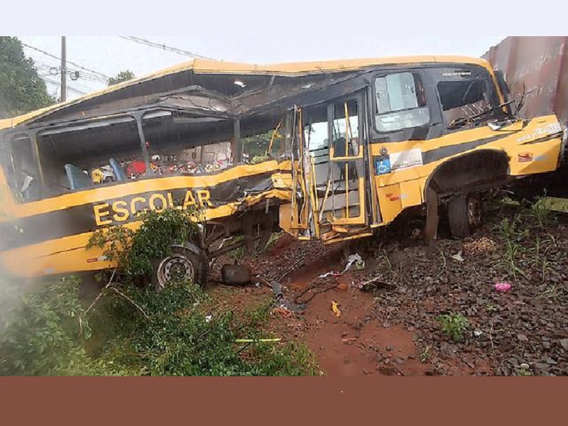 Alunas da Apae morrem em acidente entre ônibus escolar e trem no Paraná