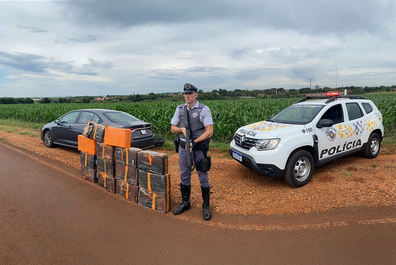 Casal é preso com maconha em veículo, em Palmital