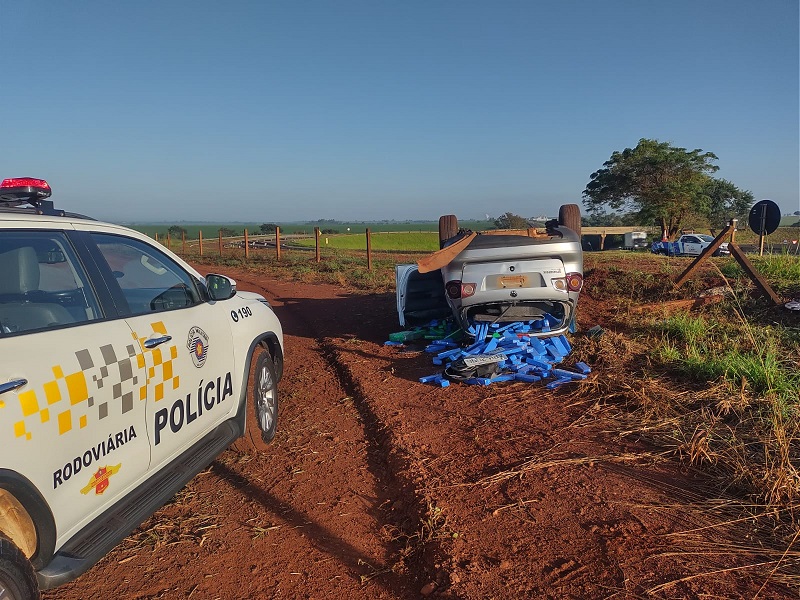 Traficante capota veículo durante fuga da polícia