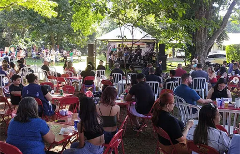 Festa de 1º de Maio reúne centenas de trabalhadores; alimentos arrecadados são doados ao CAPSA