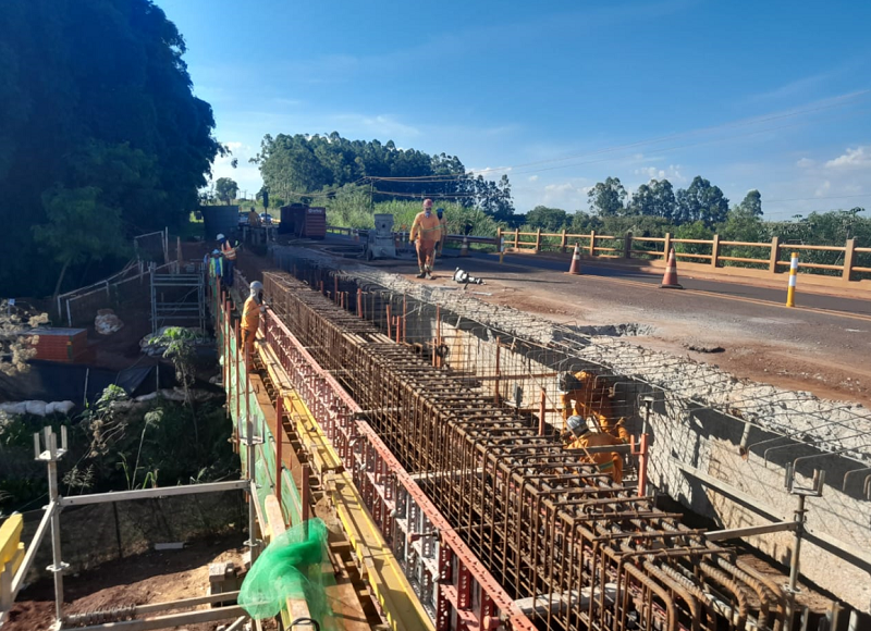 Alargamento de viadutos tem Pare e Siga 24h em Cruzália e Florínea