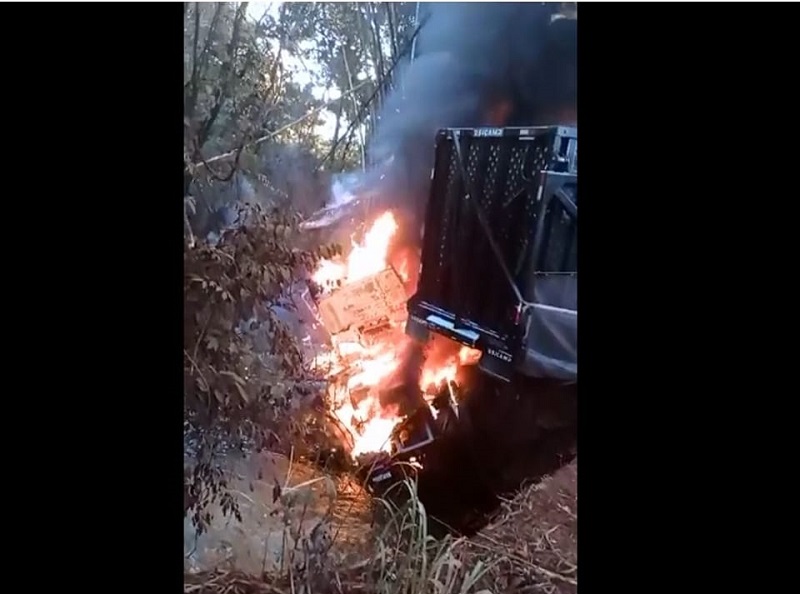 Caminhão cai em rio e motorista morre carbonizado, em Palmital