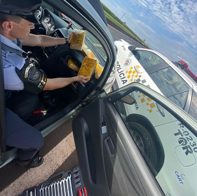 Casal é flagrado com cocaína em carro com criança