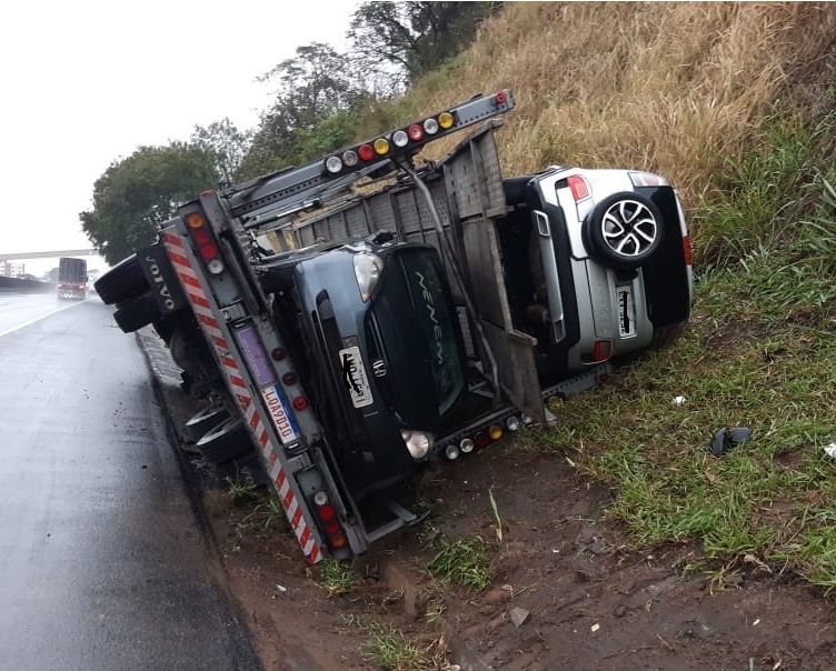 Acidente na SP-333: Cegonheira com 11 veículos tomba em Florínea