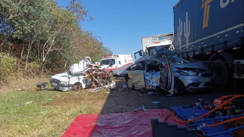 Caminhão baú causa tragédia com 4 mortos e 4 feridos graves