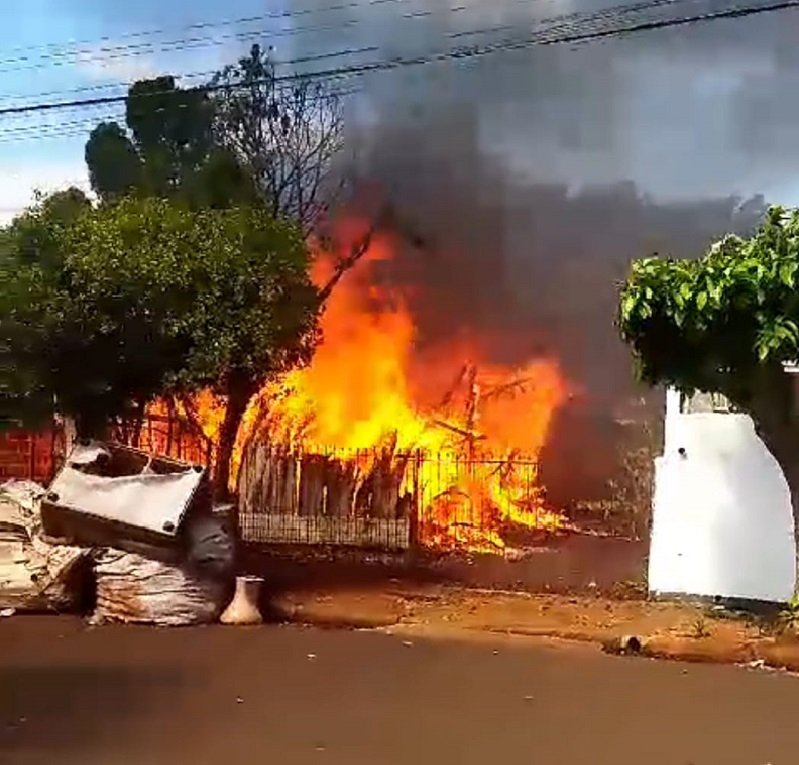 Família perde tudo em incêndio em Palmital