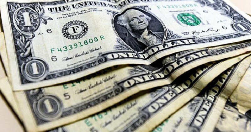 Dólar hoje: moeda abre a segunda-feira (4) cotada a R$ 4,93