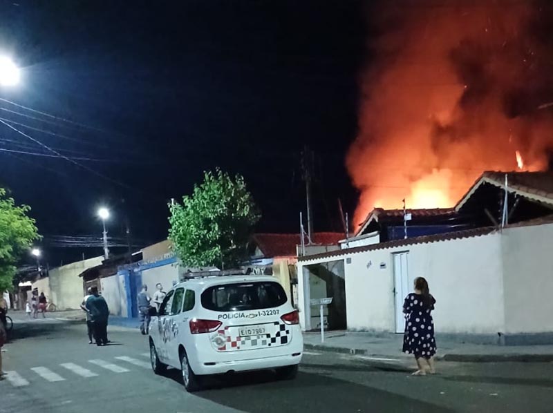 Casa é consumida pelo fogo em Paraguaçu Paulista