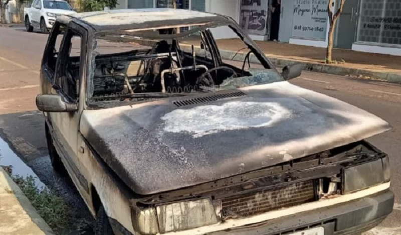 Dona do carro incendiado precisa de ajuda para continuar trabalhando