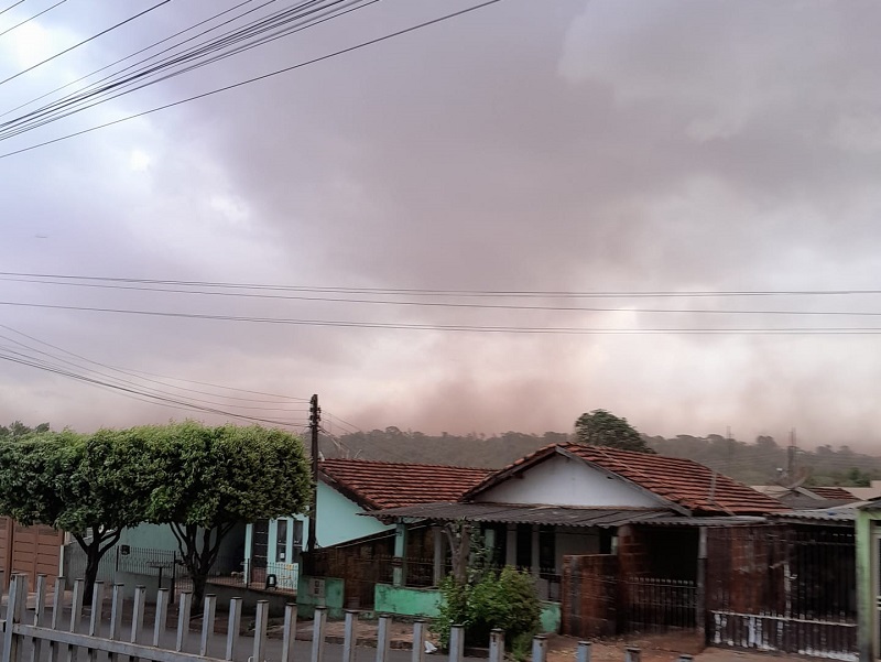 Temporal na tarde desta sexta-feira provocou danos ao sistema elétrico em Assis e região