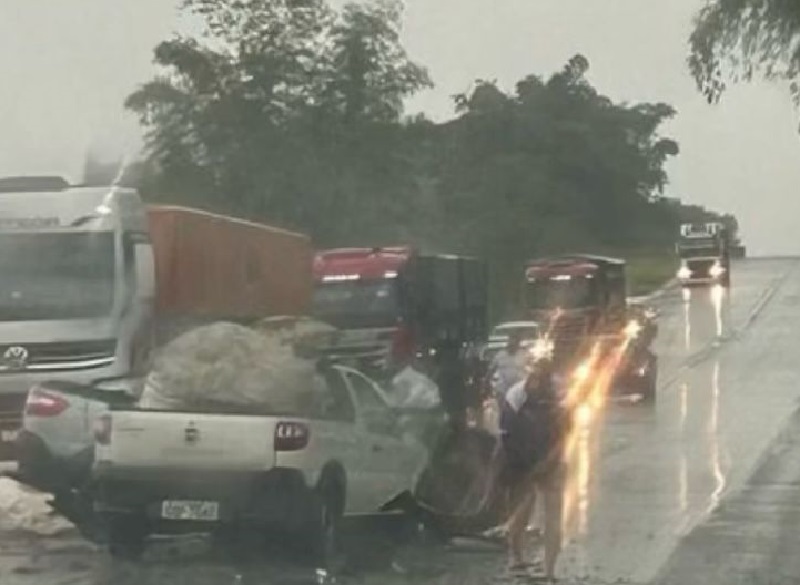 Dois veículos de Assis e um de Ourinhos colidem na Manilio Gobbi