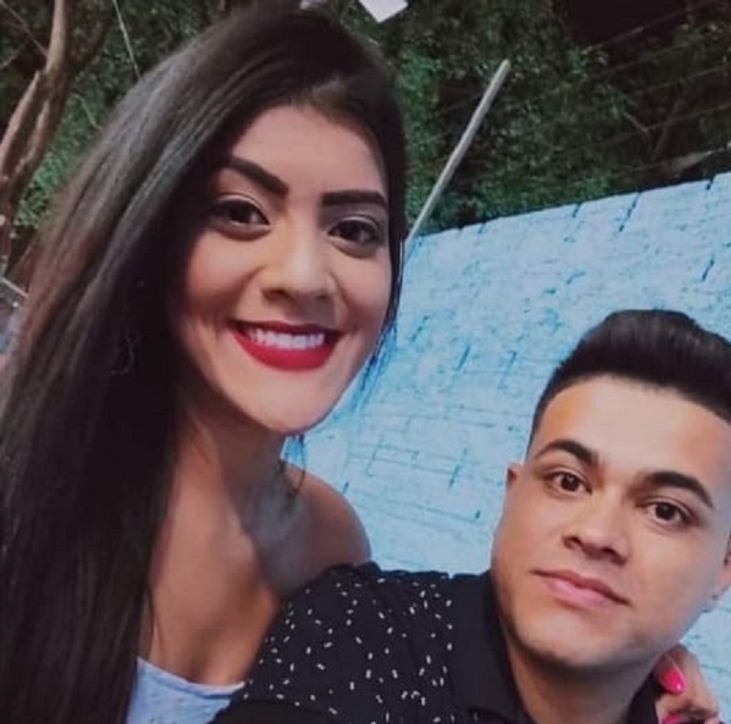 Jovem casal morre atropelado por carro, que fugiu sem prestar socorro