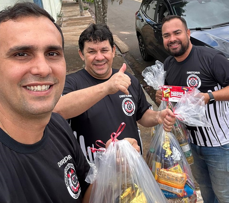 Corinthians Assis entrega dezenas de cestas básicas às comunidades carentes
