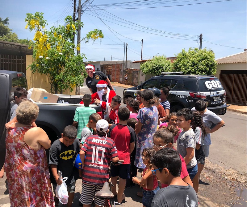 Polícia Civil entrega os presentes da campanha Natal Solidário, em Assis