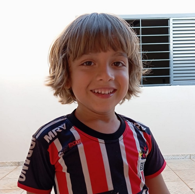 Vídeo de menino de 5 anos jogando uma partida de futebol viraliza na internet