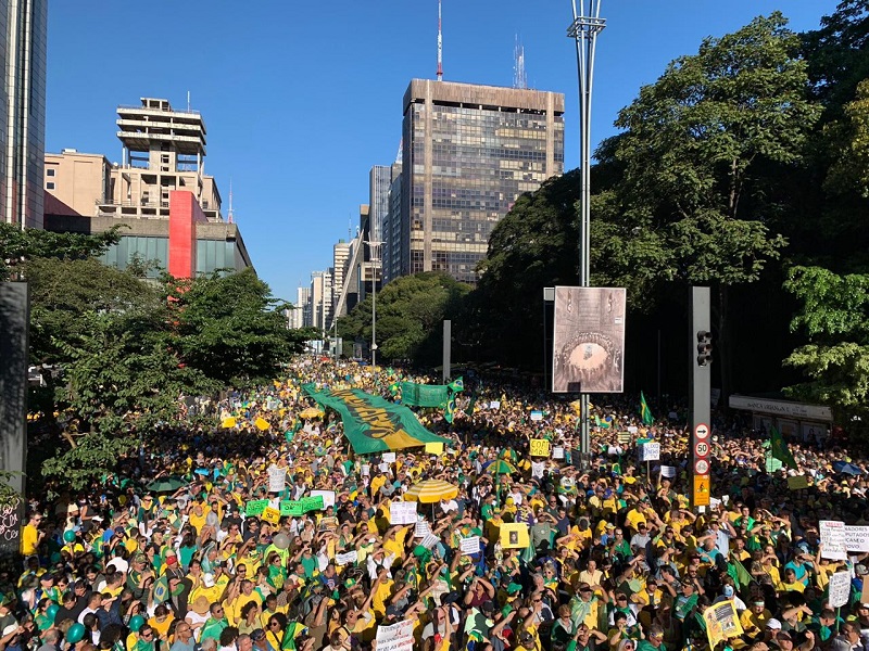 Apoiadores começam a lotar a avenida Paulista em ato pró-Bolsonaro