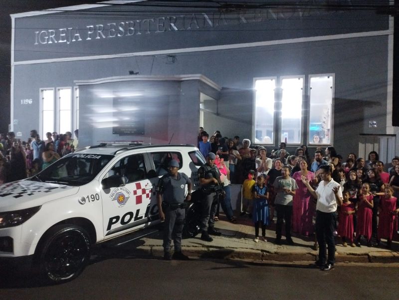 Pastor é homenageado por policiais militares e bombeiros