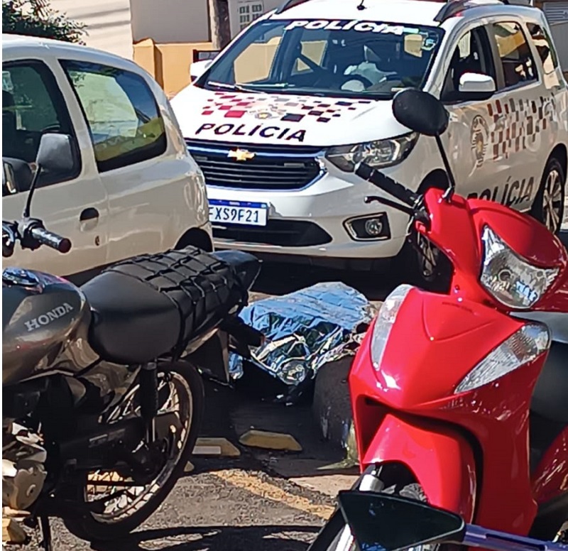 Morador em situação de rua morre na praça em frente ao Hospital Regional