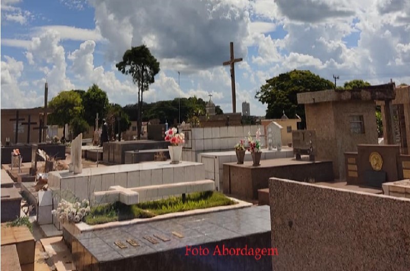 Lápides de túmulos são furtadas em Cemitério Municipal