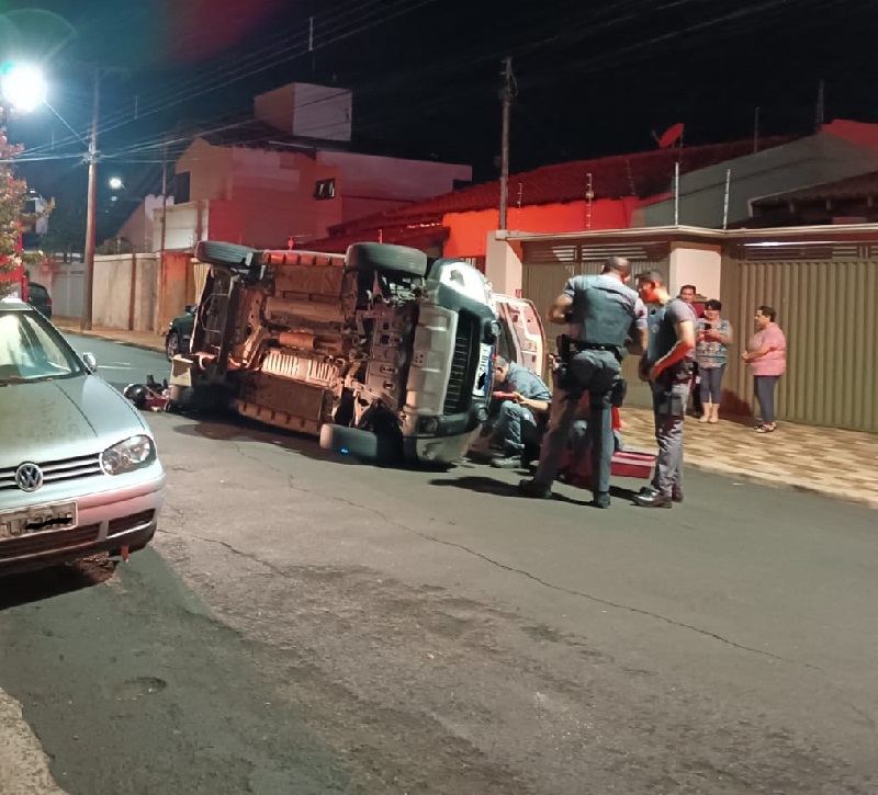Veículo tomba após colisão na vila Tênis Clube