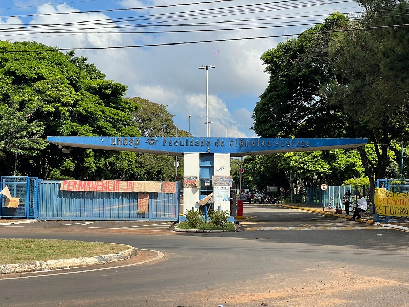 UNESP - Alunos se manifestam em prol de moradia e permanência estudantil