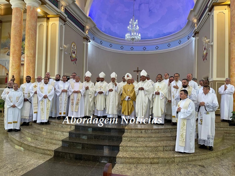 Celebração jubilar reúne padres e bispos em honra a dom Antônio
