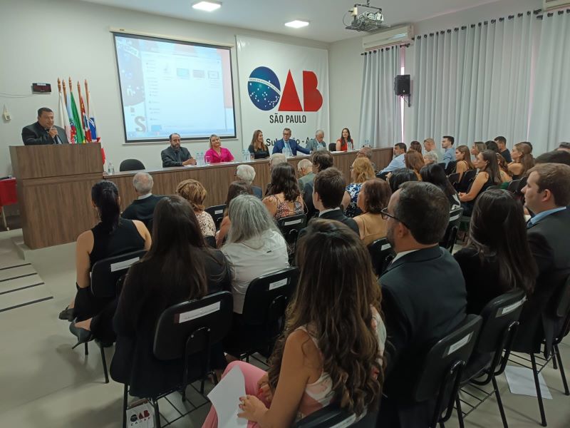 OAB de Assis entrega novas carteiras e homenageia decanos