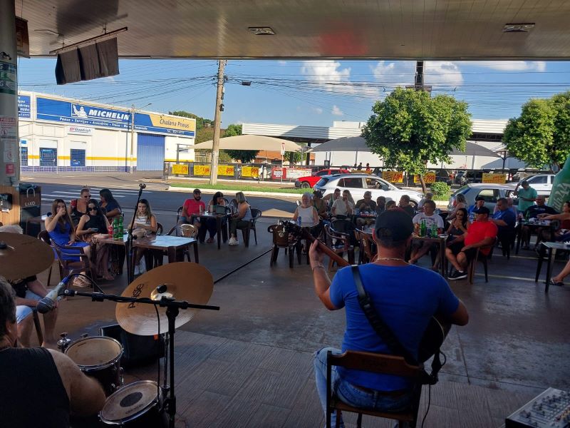 Posto Vitória reúne convidados em tarde de música e descontração