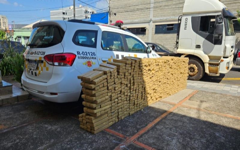 Polícia Rodoviária apreende mais de uma tonelada de maconha na região