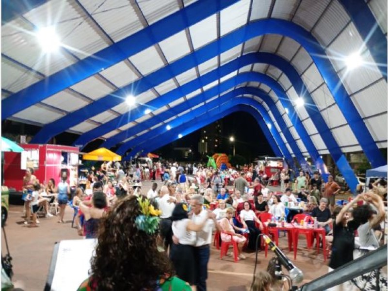 Hoje, 30, tem Feira da Noite com show ao vivo na Praça da Bandeira