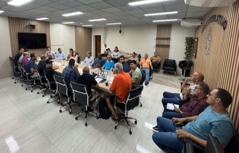 Prefeita e vereadores discutem melhorias no projeto do vale-alimentação em reunião na Câmara