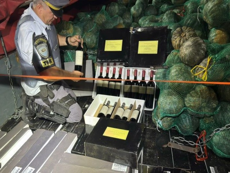 Polícia Rodoviária apreende carga milionária de vinhos escondida sob abóboras
