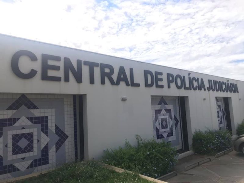 Mulher é presa em flagrante após matar cachorros a facadas em Assis
