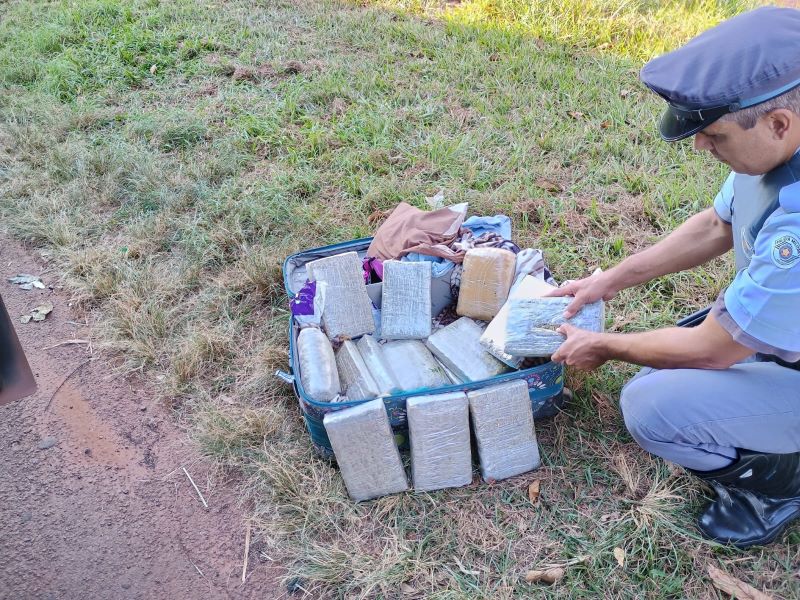 Mulher com bebê de colo é presa com quase 15 kg de droga em ônibus internacional, em Ourinhos