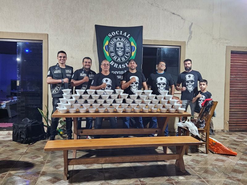 Motoclube INSANOS leva alimento e acolhimento a moradores de rua em Assis
