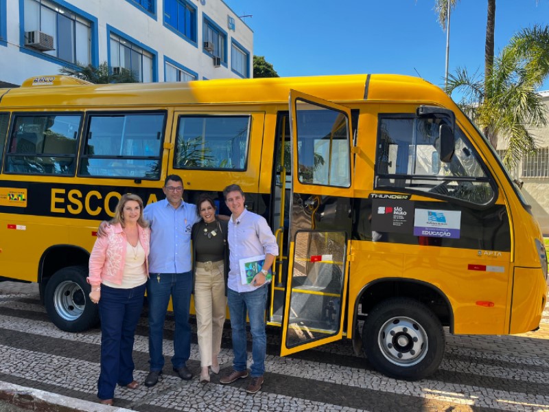 Prefeita entrega ônibus escolar zero quilômetro para rede municipal de ensino