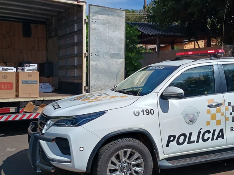 Polícia Rodoviária flagra descarregamento de carga de cigarros contrabandeados dentro de Assis
