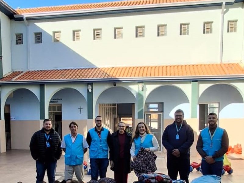 Energisa doa cobertores para a Casa da Menina em Assis