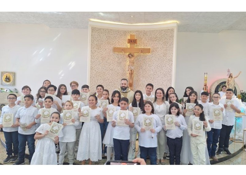 Dezenas de crianças recebem a Primeira Eucaristia na Paróquia São Nicolau
