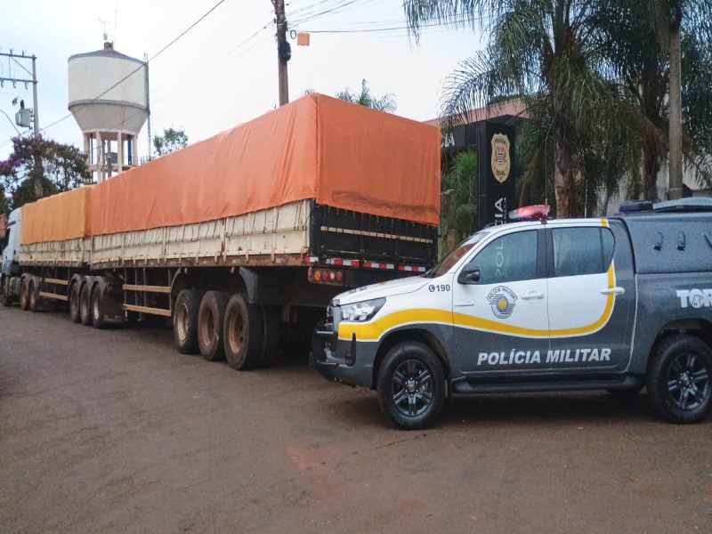 Caminhão com 49 toneladas de soja é apreendido com placas adulteradas em Palmital