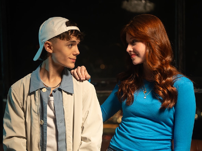 Assisense Pedro Tirolli lança “Menina Ruiva” com a atriz Ana Luiza Sparrapan no clipe