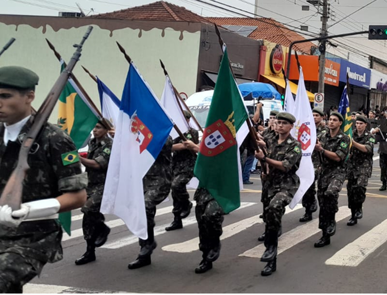 Desfile cívico celebra os 120 anos de Assis sob forte neblina